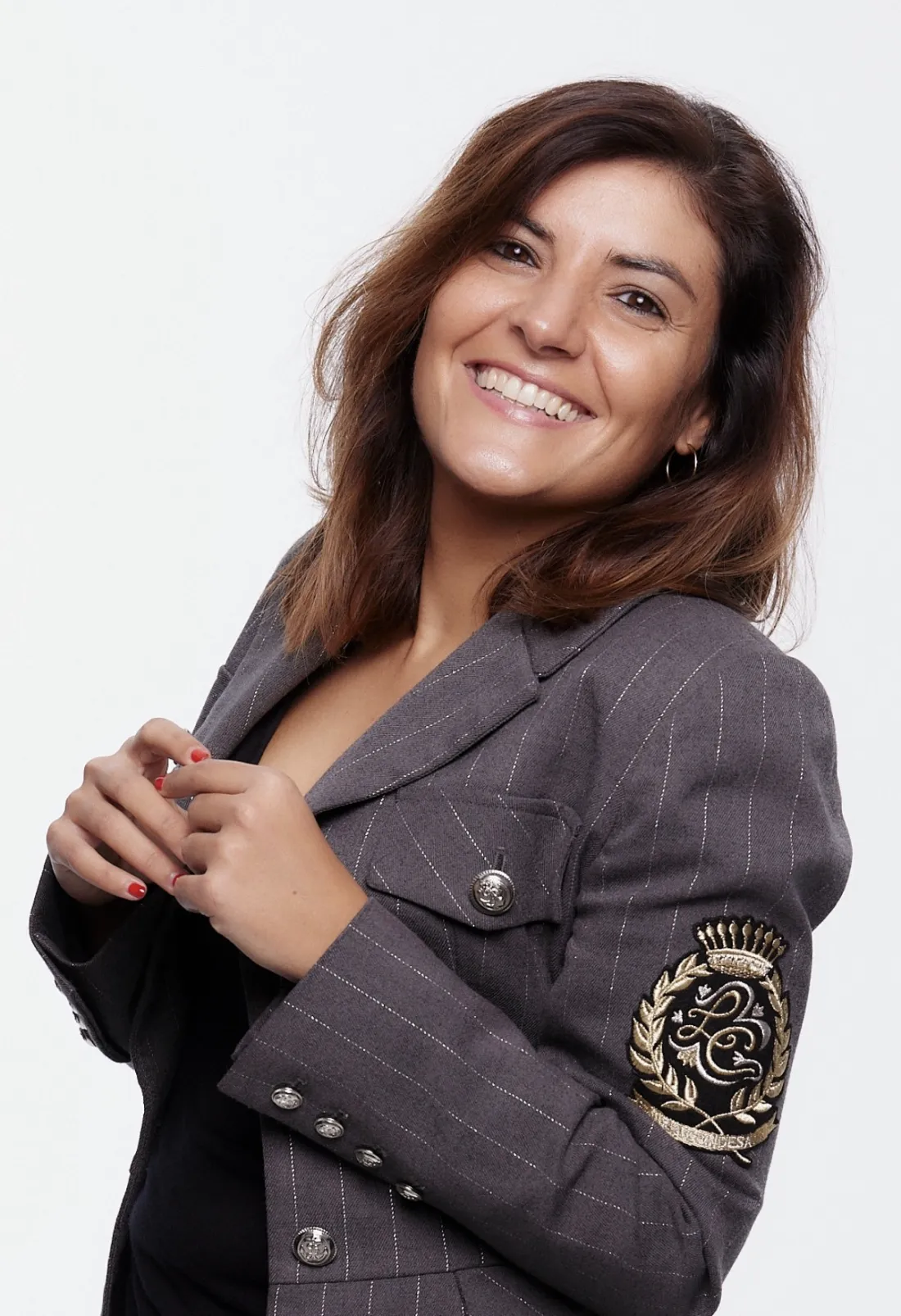 Rebeca Cáceres con chaqueta gris, sonriendo
