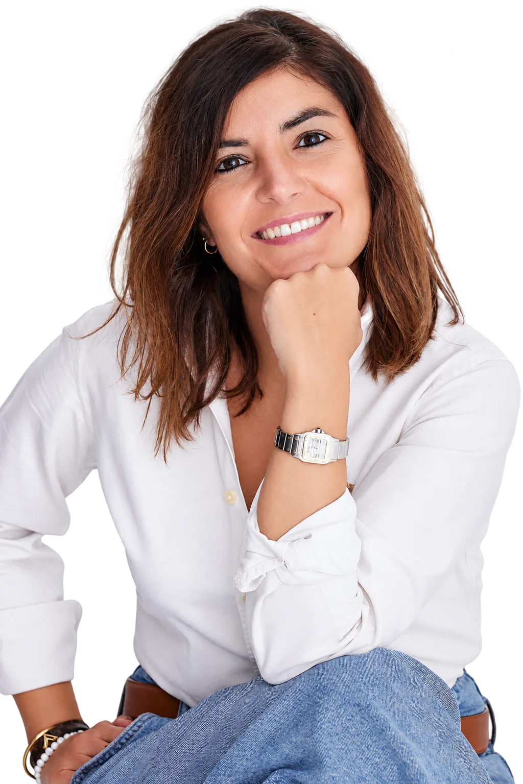 Rebeca Cáceres, sonriendo con camisa blanca